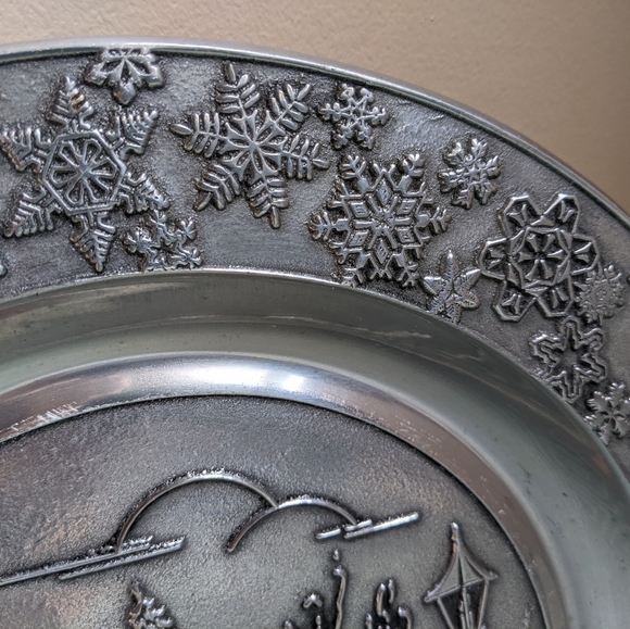 Wilton 1980 Christmas Plate with Snowflake Border - Picture 5 of 8